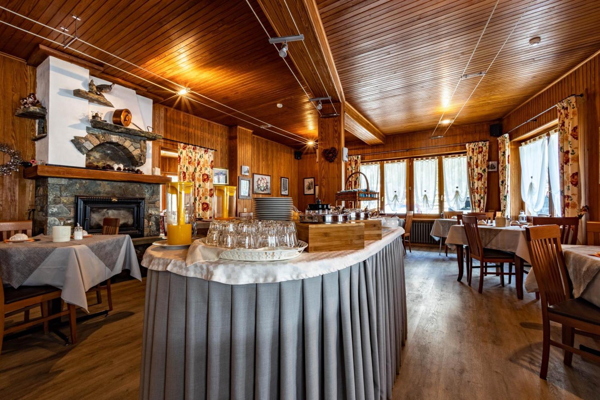 Hotel Le Campagnol Champoluc Bagian luar foto