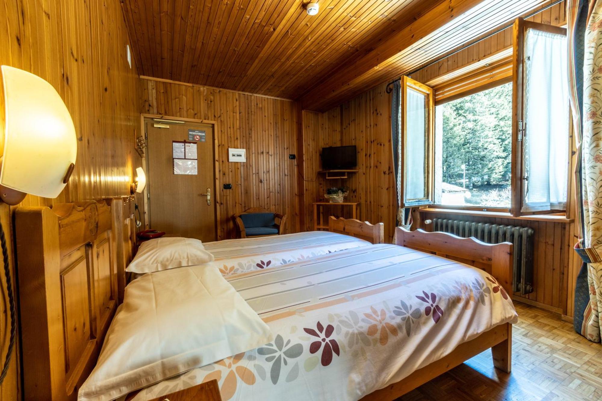 Hotel Le Campagnol Champoluc Bagian luar foto
